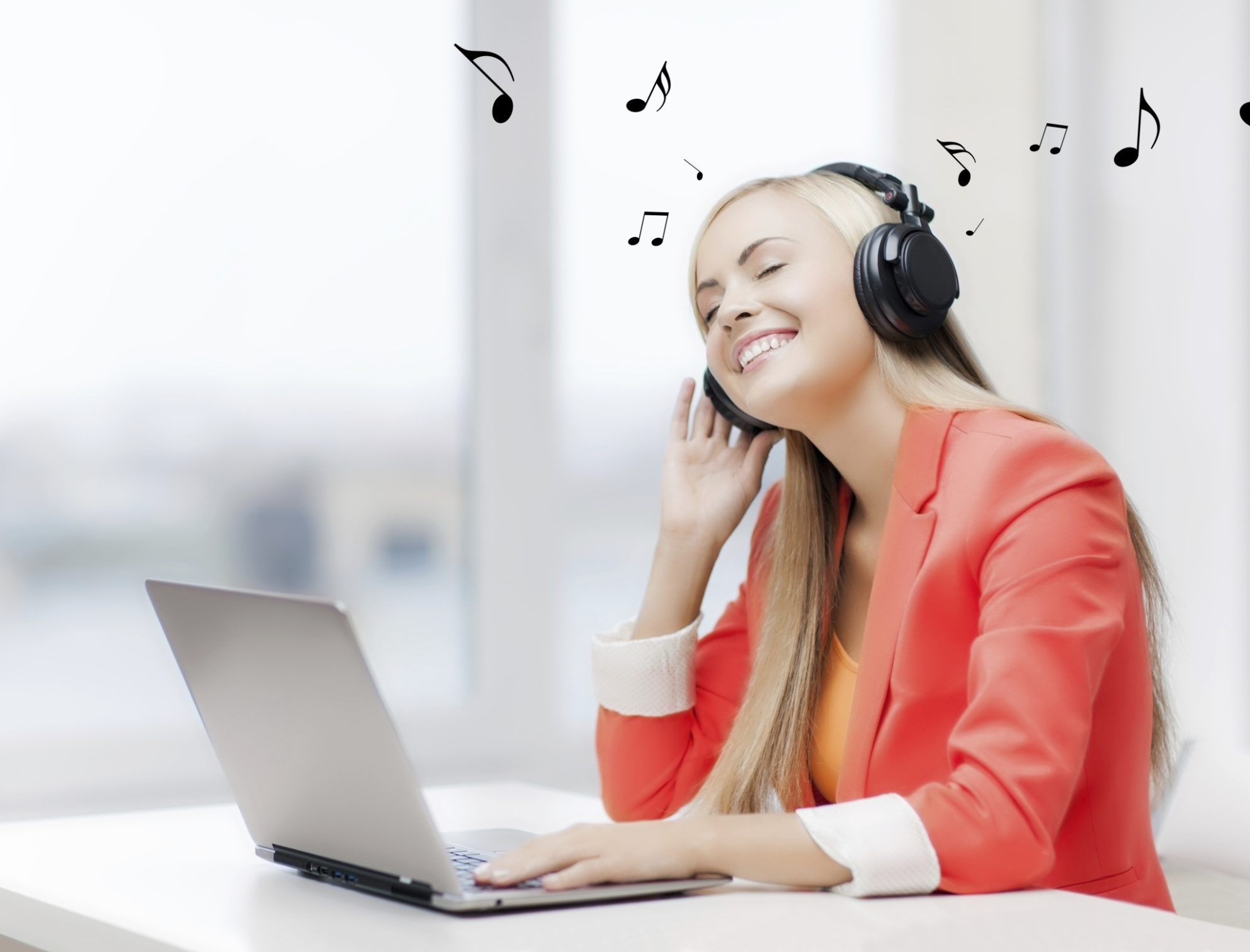la musica correcta en el trabajo aumenta la productividad y concentración
